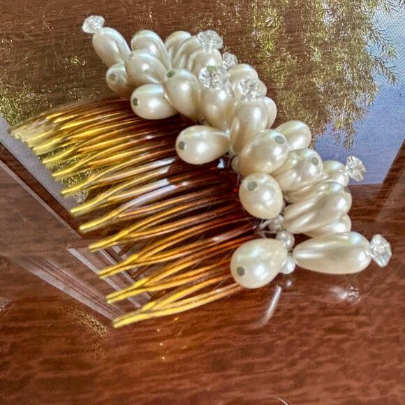 Vintage 1970s Faux Pearl Bridal Hair Comb Pin, Elegant Wedding Accessory - Picture 1 of 8